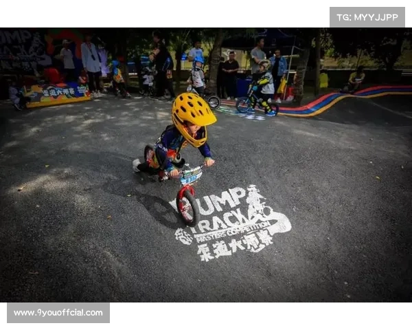 平衡车泵道赛按年龄每半岁分组，男女分开进行个人计时赛